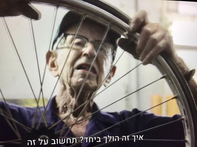 מתוך הסרט המייסדים: מסך הנס מתקן האופניים